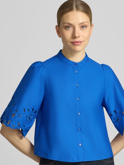 Vrouwenmodel draagt Regular Fit blouse met ajourwerk model 'Marika' van GUIDO MARIA KRETSCHMER WOMAN in puur katoen, nahaufnahme bovenlichaam.