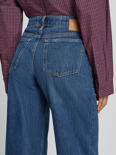 Vrouwenmodel draagt Relaxed Fit Jeans uit puur katoen van DRYKORN met 5-pocketmodel, donkerblauw, detailopname achterkant.