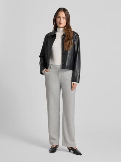 Frauenmodel trägt Straight Leg Hose mit Viskose-Anteil Modell 'MAYA' von Vero Moda, unifarben Melange, elastischer Bund, seitliche Eingrifftaschen, Ganzkörperansicht von vorne.