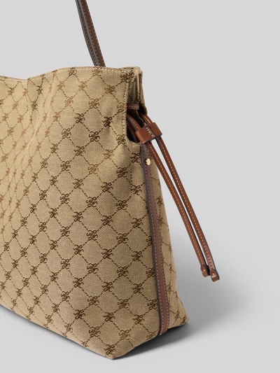 Produktfoto, Sack Bag mit Anhänger Modell 'DENIZ' von Mango mit Allover-Muster, Magnetverschluss, Tragegriffe, Anhänger mit Schloss-Detail, Hauptfach, Reißverschlussfach innen, Breite 47 cm, Länge 34 cm, Tiefe 14 cm, Schulterriemen 72 cm, strukturierte Stoff-Oberfläche in Beige und Braun.