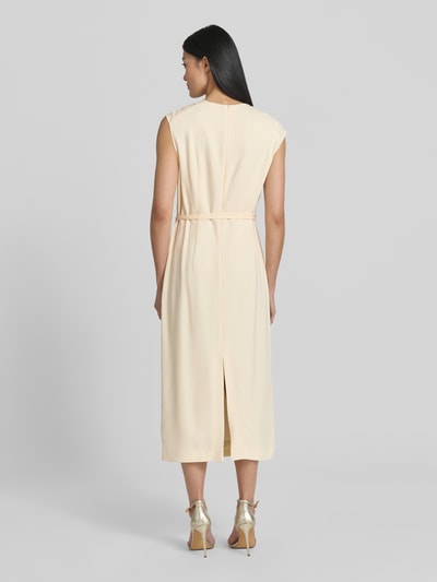 Frauenmodel trägt hellbeiges Regular-Fit Freizeitkleid aus Viskose-Mix Modell 'DANNEA' von BOSS, Damen Freizeitkleid, Ganzkörperansicht Rückansicht.