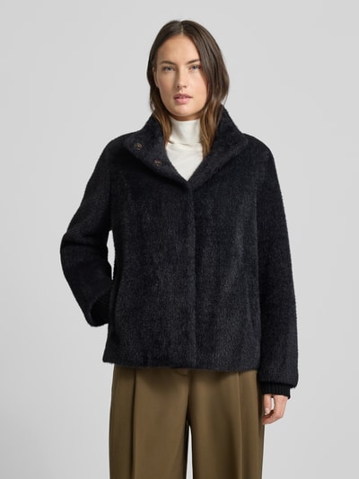 Vrouwenmodel draagt Jacke mit Kunstfell van comma, zwart, los vallend, opstaande kraag, elastische mouwen, mix van materialen, vooraanzicht bust close-up.