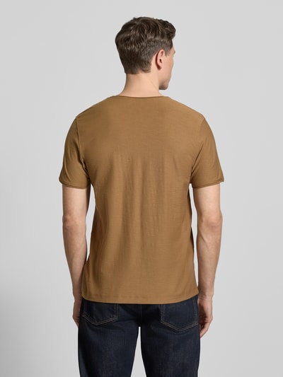Männermodel trägt T-Shirt mit geripptem Rundhalsausschnitt von MCNEAL, Regular-Fit, Rückenlänge 65 cm bei Größe M, Ganzkörperansicht Rückansicht.