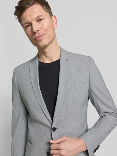Männermodel trägt 2-Knopf-Sakko aus Viskose-Mix mit Reverskragen Modell 'Ultimate' von s.Oliver BLACK LABEL, Nahaufnahme Oberkörper, grauer Regular-Fit-Look mit Knopfleiste, Paspeltaschen und Brustleistentasche, strukturierte Oberfläche.