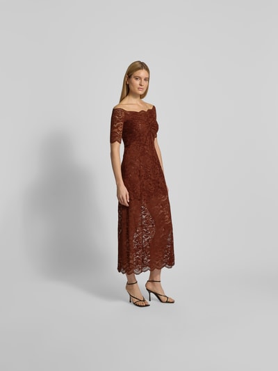 Frauenmodel trägt Maxikleid aus floraler Spitze von Rabanne, Elastischer-Material-Mix, taillierte Passform, schulterfrei, kurzärmelig, Raffung, Ganzkörperansicht von vorne.