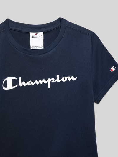 Produktfoto, T-Shirt aus reiner Baumwolle von Champion in Dunkelblau mit weißem Label-Print, gerade Passform, Rundhalsausschnitt