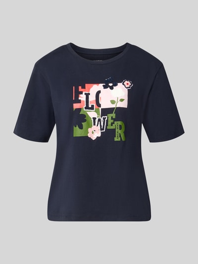 Produktfoto, Regular Fit T-Shirt aus reiner Baumwolle von Marc Cain, damski t-shirt z bawełny, krój regular fit, haft kwiatowy, okrągły dekolt, długość tyłu w rozmiarze 36: 57 cm, kolor granatowy, gładka tekstura