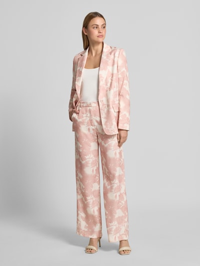 Frauenmodel trägt Stoffhose mit französischen Eingrifftaschen von Jake*s Collection, floraler Print in Rosa und Weiß, Wide Leg Fit, Ganzkörperansicht von vorne.