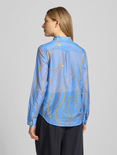 Frauenmodel trägt Bluse mit Seide-Anteil und Kentkragen von Gant in Blau mit Goldmuster, Baumwoll-Mix, Regular-Fit, Ganzkörperansicht Rückansicht.