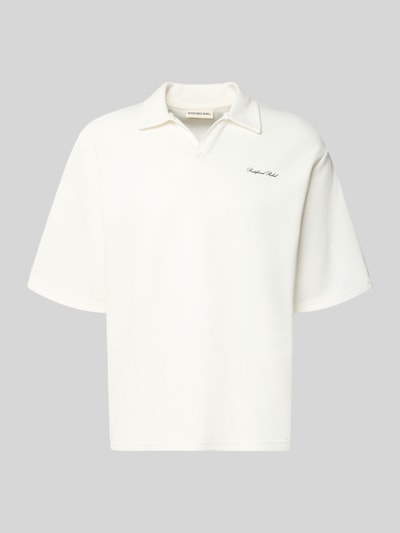 Produktfoto, Regular Fit Poloshirt mit Logo Modell 'Eddie' von Redefined Rebel aus Baumwoll-Mix, V-Ausschnitt, Rückenlänge bei Größe M 73 cm, weiß, glatte Textur
