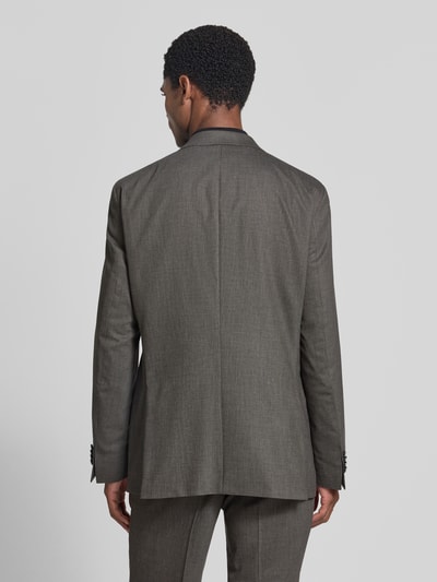Männermodel trägt Regular Fit Sakko mit Schurwoll-Anteil Modell 'Jasper' von BOSS in Grau, glatte Oberfläche, Ganzkörperansicht Rückansicht.
