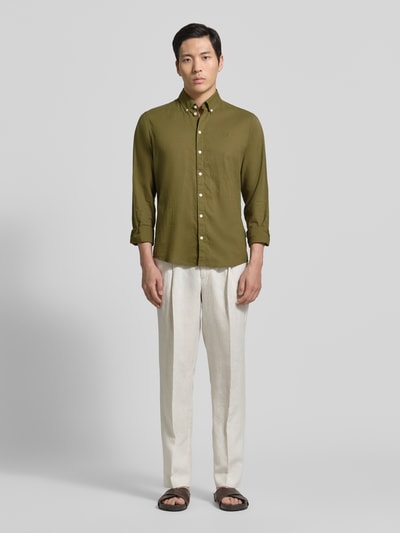 Männermodel trägt olivgrünes Slim Fit Freizeithemd mit Button-Down-Kragen Modell 'Anton' von Casual Friday, Seide-Baumwoll-Mix, Ganzkörperansicht von vorne, Rückenlänge 78 cm, Schulterbreite 46 cm, Ärmellänge 66 cm.