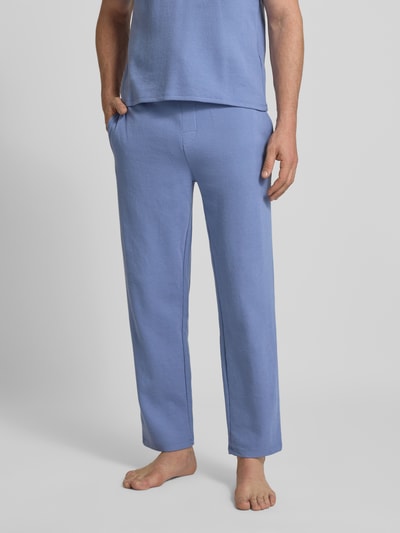 Mannenmodel draagt Relaxed Fit Sweatpants uit katoenmix van BOSS, effen look, wafelstructuur, boord, tunnelkoord, steekzakken, vooraanzicht.
