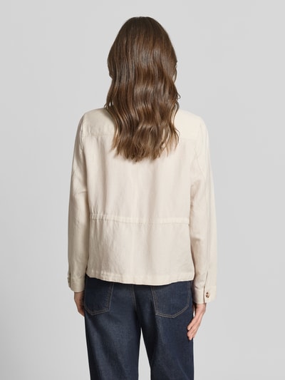 Vrouwenmodel draagt Kurzblazer mit Taillengürtel aus Leinen-Mix van Tom Tailor in effen kleur, regular fit, knoopsluiting, borstzakken, riem. Volledige lichaamsaanzicht achteraan.
