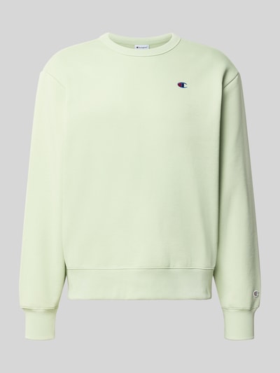 Produktfoto, Sweatshirt mit Label-Details von Champion in hellem Grün, lockere Passform, Rundhalsausschnitt, Baumwoll-Mix, Rückseite und Ärmel in glatter Struktur, dezentes Logo vorn, abgeschrägte Schultern, Sweater für Herren, Rückenlänge 67 cm, Ärmellänge 68 cm.