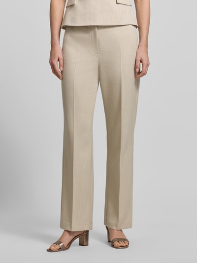 Frauenmodel trägt Hose aus Viskose-Mix mit Bügelfalten von comma in Beige, Regular Fit, sichtbare Gesäßtasche, Ganzkörperansicht von vorne.