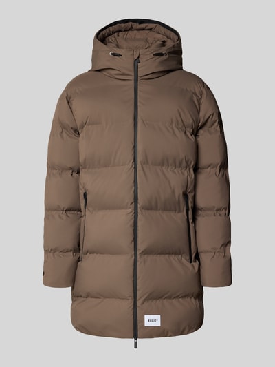 Produktfoto, braune Steppjacke mit Kapuze, Zweiwege-Reißverschluss, Modell 'CADE' von khujo, klassische Steppstruktur, Regular Fit