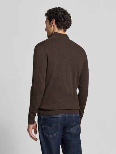 Männermodel trägt Slim Fit Pullover aus Woll-Mix von Profuomo, imitacja dzianiny, kołnierz zapinany, Długość tyłu 73 cm, Długość rękawów 68 cm, Ganzkörperansicht Rückansicht