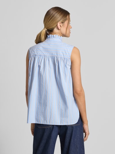 Frauenmodel trägt Regular Fit Hemdbluse im Ärmellosen-Design von Emily Van den Bergh, Reine Baumwolle, Stehkragen mit Rüschenbesatz, Rückenlänge 66 cm, Ganzkörperansicht Rückansicht