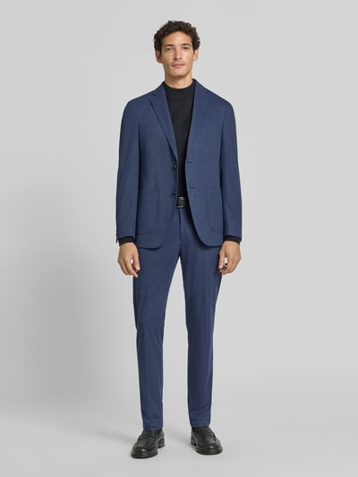 Männermodel trägt Fein strukturierte Hose mit Gesäßtaschen Modell 'Rick' von Pierre Cardin in Blau, Material-Mix, Ganzkörperansicht von vorne. Slim Fit, Bügelfalten, Viskose-Anteil.
