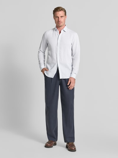 Männermodel trägt weiß-blau gestreiftes Modern Fit Businesshemd aus Viskose-Mix Modell 'VALERIO' von HUGO, Herren Businesshemd, Ganzkörperansicht von vorne
