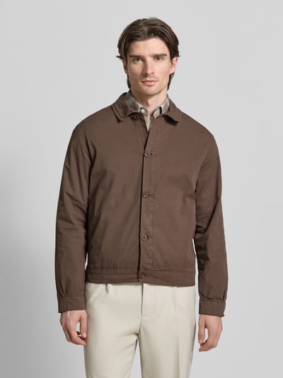 Männermodel trägt Hemdjacke aus Baumwoll-Mix mit Knopfleiste Modell 'BUCHAN' von Casual Friday, braun, gerader Schnitt, Ganzkörperansicht von vorne.