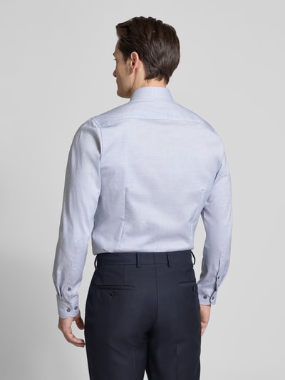 Männermodel trägt Body Fit Business-Hemd mit Kentkragen mit extra langem Arm von OLYMP Level Five aus Baumwoll-Elasthan-Mix in Hellblau, strukturierte Oberfläche, Knopfleiste, Rückenlänge 83 cm, Schulterbreite 44 cm, Ärmellänge 73 cm, Ganzkörperansicht Rückansicht.