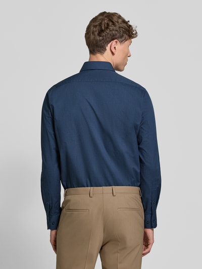 Männermodel trägt Regular Fit Business-Hemd mit Haifischkragen von Christian Berg Men in Dunkelblau, reine Baumwolle, Ganzkörperansicht Rückansicht.