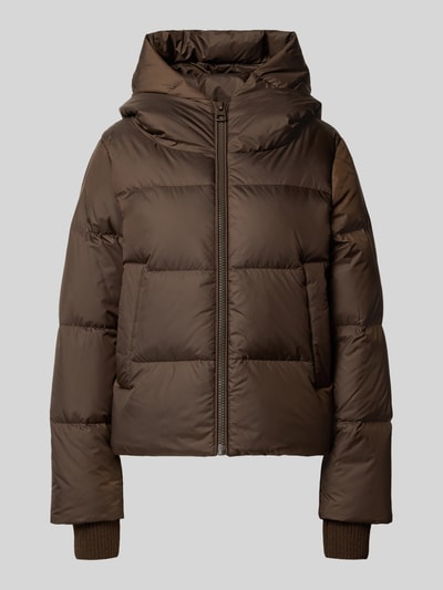 Produktfoto, braune Regular Fit Daunenjacke mit Label-Patch von Marc O'Polo, glatte Oberfläche, gesteppte Struktur, Damen Daunenjacke