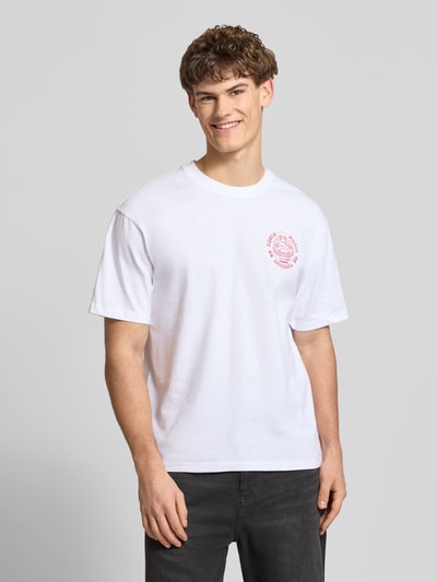 Männermodel trägt weißes T-Shirt aus reiner Baumwolle Modell 'MUSIC CHANNEL' von Edwin, gerader Schnitt, Nahaufnahme Oberkörper.