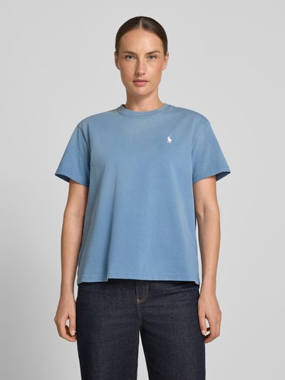 Frauenmodel trägt Relaxed Fit T-Shirts aus reiner Baumwolle von Polo Ralph Lauren, Damen T-Shirt in Hellblau, glatte Textur, Ganzkörperansicht von vorne.