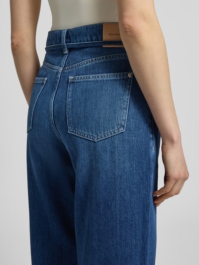 Kobiece modelka nosi Wide Fit Jeans mit Lyocell-Anteil Modell 'Dara Verneza' od MOS MOSH, niebieski jeans, kieszenie, zdejmowany pasek, szerokość w rozmiarze 27: 39 cm, długość nogawki od wewnątrz 79 cm, zdjęcie całych pleców.