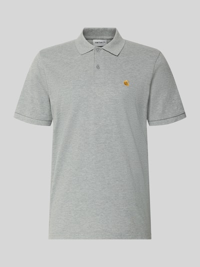 Produktfoto, Regular Fit Poloshirt mit Label-Stitching von Carhartt Work In Progress aus reiner Baumwolle in Grau mit Polokragen und Knopfleiste