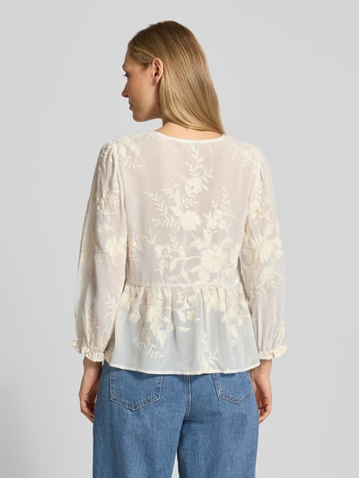 Frauenmodel trägt Blusenshirt mit V-Ausschnitt von Apricot, Gerader-Schnitt, Schnürung, Ballonärmel, Rückenlänge 55 cm, Ärmellänge 54 cm, Ganzkörperansicht Rückansicht.