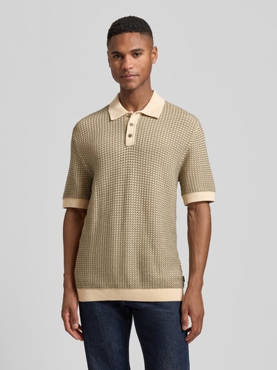 Männermodel trägt Regular Fit Poloshirt in Strick-Optik Modell 'Kingsley' von Jack & Jones Premium in Beige aus Reine Baumwolle, Kurzärmelig, Polo-Kragen, elastische Abschlüsse, Rückenlänge bei Größe M 77 cm, Ganzkörperansicht von vorne.