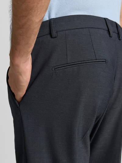Männermodel trägt Straight Fit Hose mit Viskose-Anteil Modell 'Salto' von CINQUE, dunkler Stoff, feine Textur, Nahaufnahme Hüfte. Elastischer Material-Mix, Bundfalte und Gesäßtasche sichtbar.