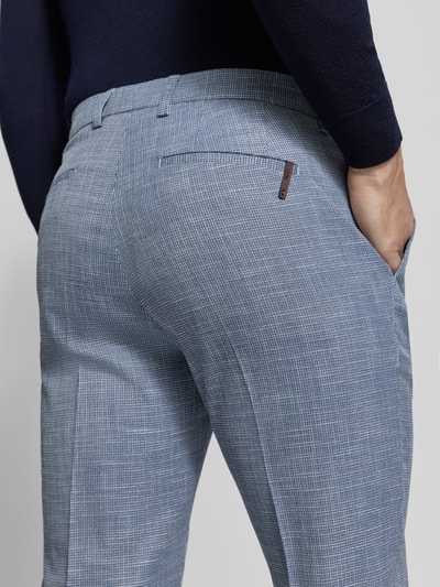 Männermodel trägt Regular Fit Anzug aus Viskose-Mix Modell 'Dalotti' von CINQUE in Hellblau mit feinem Muster, Detailaufnahme Rückansicht. Elastischer Stoff, Bundweite 44 cm, hochwertige Verarbeitung, dezente Textur.