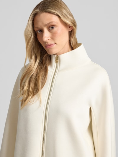 Frauenmodel trägt Blazer aus Viskose-Mix mit Stehkragen von Rinascimento in Creme mit Reißverschluss, glatte Textur, Nahaufnahme Oberkörper.