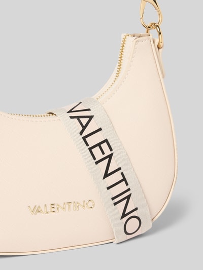 Produktfoto, Hobo Bag mit Label-Detail Modell 'ZERO' von VALENTINO BAGS, jasny beż, faktura skóry, detal z logo, zamek błyskawiczny, uchwyt z karabińczykiem, szerokość w rozmiarze 1: 20 cm, długość: 18 cm, głębokość: 6 cm, regulowany pasek na ramię 79 cm