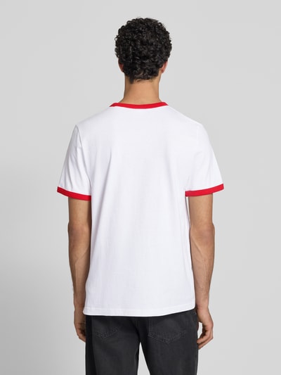 Mannenmodel draagt T-shirt uit katoen model 'FUTURE' van PUMA PERFORMANCE in recht model met ronde hals en labeldetails, ruglengte maat M 70 cm, Ganzkörperansicht Rückansicht.