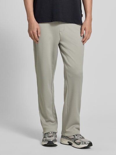 Männermodel trägt Regular Fit Jogpants mit Baumwoll-Anteil Modell 'DOLOS' von HUGO, Optik: Unifarben, Sweat, Nahaufnahme Unterkörper.