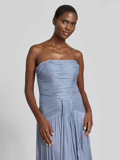 Frauenmodel trägt Abendkleid mit Rafffungen von Luxuar in hellblau mit Falten-Optik, taillierter Passform, Nahtreißverschluss, schulterfrei, Rückenlänge 130 cm, Brustweite 36 cm, Nahaufnahme Oberkörper.