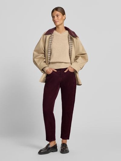 Frauenmodel trägt Tapered Fit spodnie sztruksowe aus mieszanka bawełny model 'MILEY' von Brax, kolor bordowy, Ganzkörperansicht von vorne, damskie spodnie sztruksowe od Brax