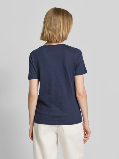 Frauenmodel trägt Regular Fit T-Shirt aus reiner Baumwolle von Tom Tailor, dunkelblau, unifarben, kurzarm, Flammgarn-Struktur, Ganzkörperansicht Rückansicht