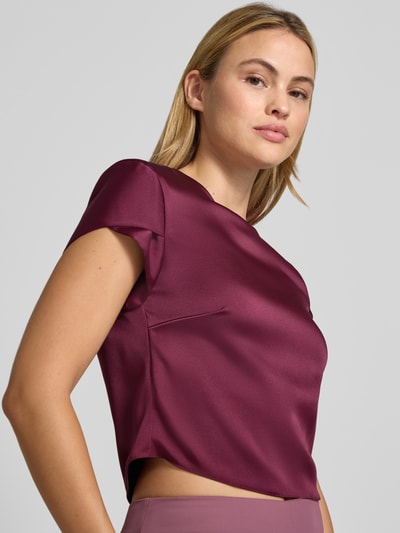 Frauenmodel trägt Bluse aus Satin von Rinascimento in Bordeaux, Material-Mix mit Stretch-Anteil, Nahaufnahme Oberkörper.