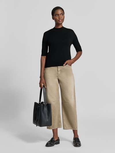 Vrouwenmodel draagt gebreid shirt uit Viscosemix met stretch, recht model, ronde hals, 1/2-mouwen, labeldetail van MORE, ruglengte maat 36: 55 cm, mouwlengte maat 36: 29 cm, Ganzkörperansicht von voren.