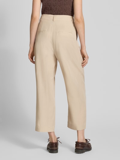 Frauenmodel trägt Hose aus Lyocell-Leinen-Mix mit Gesäßtaschen von JAKE*S STUDIO WOMAN, beige, Relaxed Fit, Ganzkörperansicht Rückansicht.
