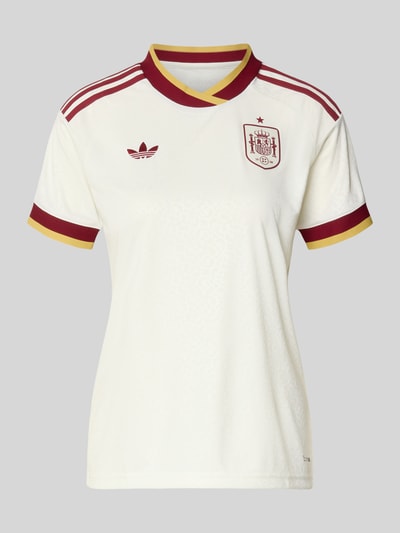 Frauenmodel trägt Spanien Auswärtstrikot 2026 von adidas Sportswear, Mehrfarbig, Passform: Regular-Fit, Logo-Stitching, CLIMACOOL Technologie, Rundhals, Ärmelform: Kurzarm, Ganzkörperansicht von vorne.