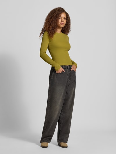 Vrouwenmodel draagt shirt met lange mouwen van mix van katoen en elastaan, skinny fit, Model 'FREYA' van JJXX, riblook, groene tint, ronde hals, ruglengte bij maat S 50 cm, volledige lichaamsvoorzijde.