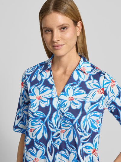 Frauenmodel trägt Knielanges Hemdblusenkleid im Allover-Look von WHITE LABEL aus Reine Baumwolle, 1/2-Arm, Nahaufnahme Oberkörper.